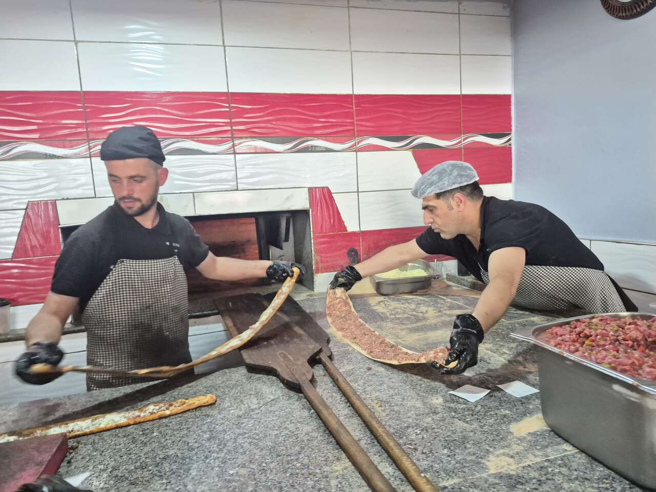 Yaz sıcağı dinlemiyor! 300 derecelik fırında Konya’nın tescilli lezzetini pişiriyor 6